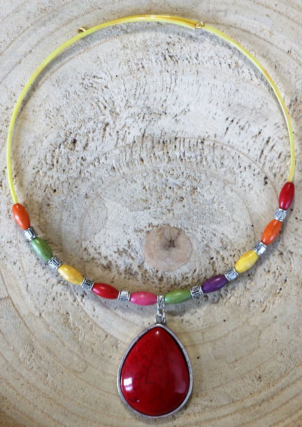 Colier handmade cu pandantiv si margele colorate din howlit