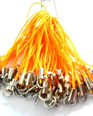 Breloc snur nylon portocaliu cu accesorii argintiu