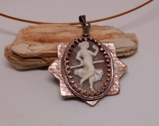 Pandantiv unicat, in forma de stea, din cupru pur, texturat, cu o camee unicat, handmade, realizata pe scoica ilustrand-o pe zeita Afrodita