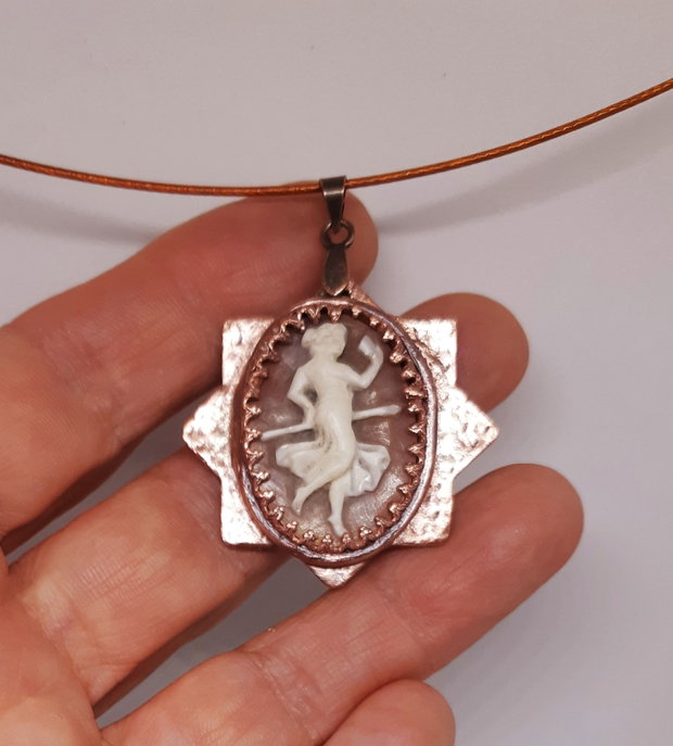 Pandantiv unicat, in forma de stea, din cupru pur, texturat, cu o camee unicat, handmade, realizata pe scoica ilustrand-o pe zeita Afrodita