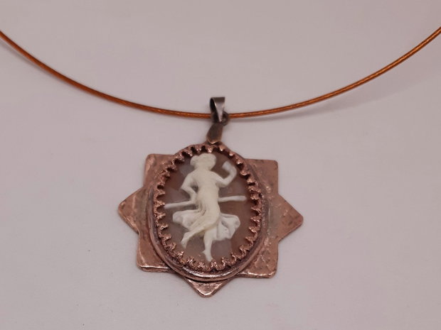 Pandantiv unicat, in forma de stea, din cupru pur, texturat, cu o camee unicat, handmade, realizata pe scoica ilustrand-o pe zeita Afrodita
