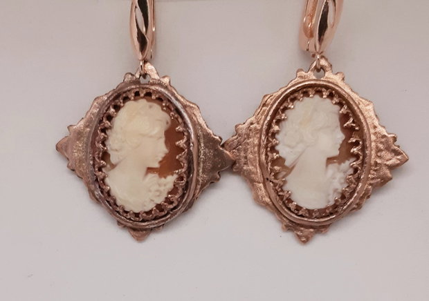 Cercei unicat, rombici, din cupru texturat, cu camee realizate handmade, ilustrand-o pe Afrodita