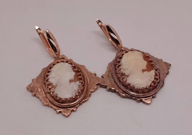 Cercei unicat, rombici, din cupru texturat, cu camee realizate handmade, ilustrand-o pe Afrodita
