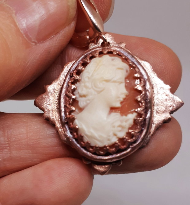 Cercei unicat, rombici, din cupru texturat, cu camee realizate handmade, ilustrand-o pe Afrodita