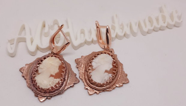 Cercei unicat, rombici, din cupru texturat, cu camee realizate handmade, ilustrand-o pe Afrodita