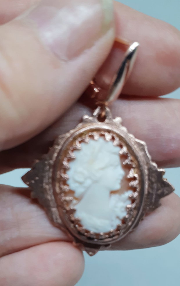 Cercei unicat, rombici, din cupru texturat, cu camee realizate handmade, ilustrand-o pe Afrodita