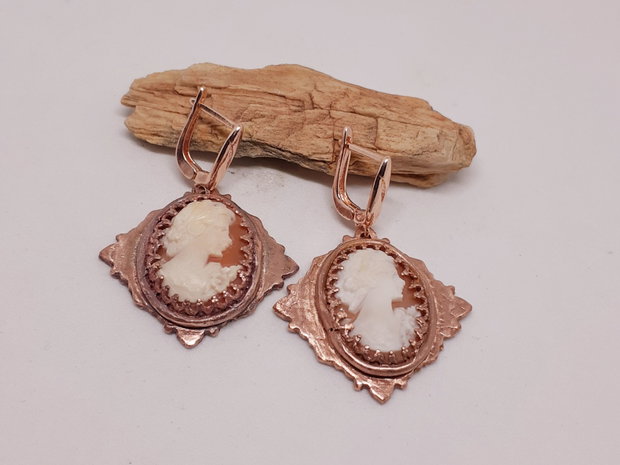 Cercei unicat, rombici, din cupru texturat, cu camee realizate handmade, ilustrand-o pe Afrodita