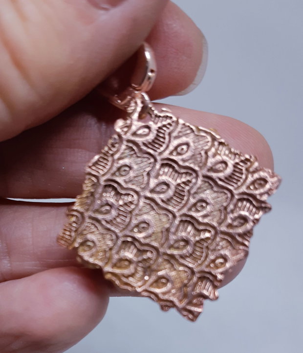 Cercei unicat, rombici, din cupru texturat, cu camee realizate handmade, ilustrand-o pe Afrodita