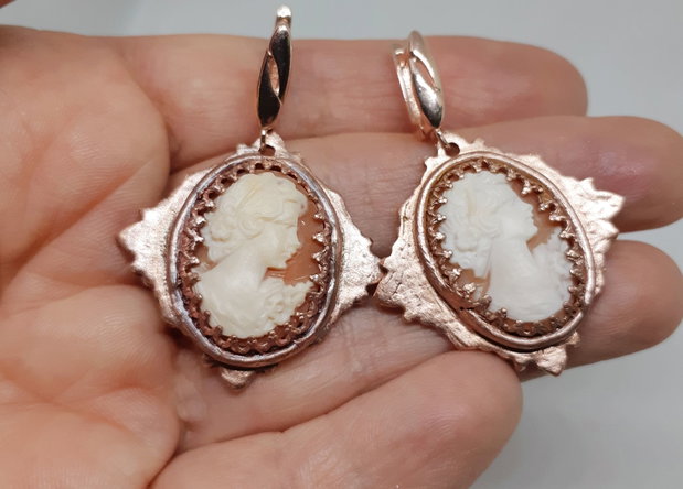 Cercei unicat, rombici, din cupru texturat, cu camee realizate handmade, ilustrand-o pe Afrodita
