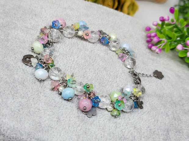 Bratara charm cristal de gheata ,floricele pastelate si perle de cultura