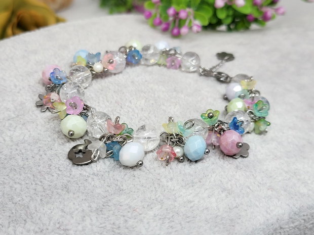 Bratara charm cristal de gheata ,floricele pastelate si perle de cultura