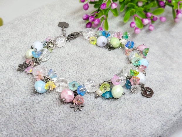 Bratara charm cristal de gheata ,floricele pastelate si perle de cultura