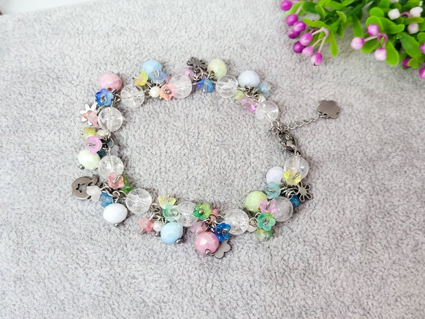 Bratara charm cristal de gheata ,floricele pastelate si perle de cultura
