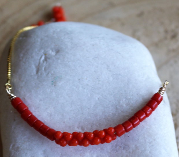 Bratara din lantisor si margelute de coral