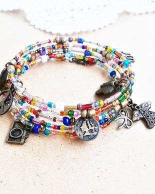 bratara boho multicolora cu charmuri