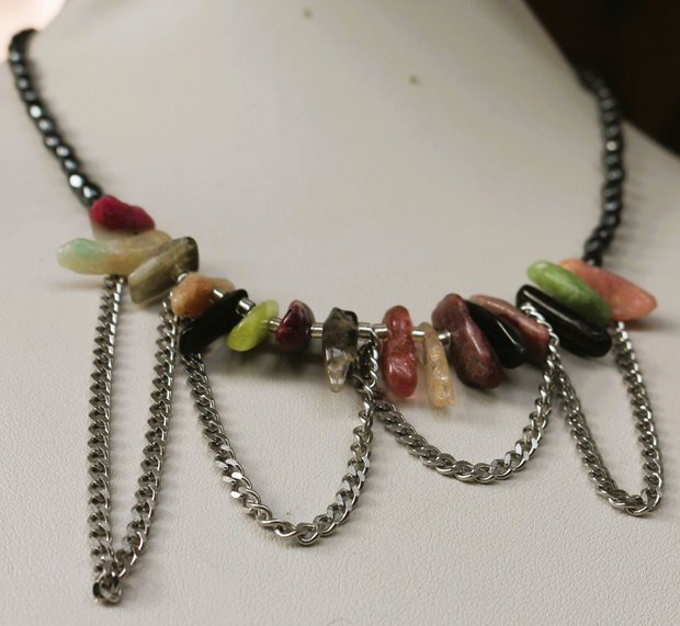 Colier(choker) din hematit si cipsuri din turmalina/colier talisman