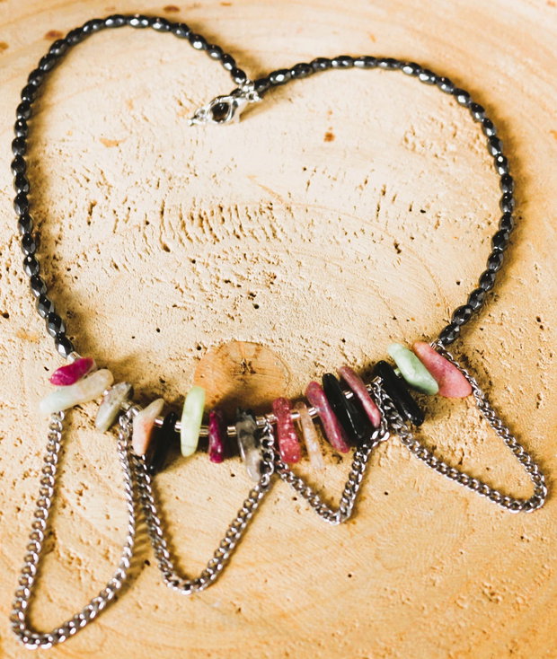 Colier(choker) din hematit si cipsuri din turmalina/colier talisman