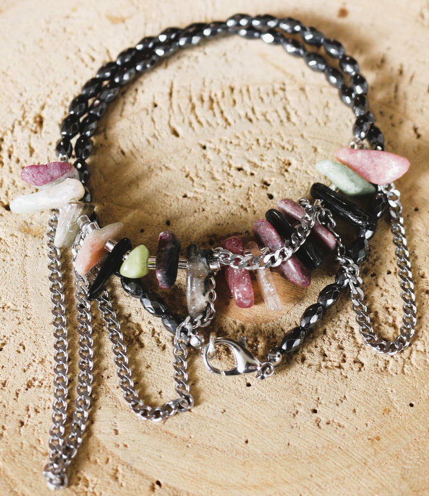 Colier(choker) din hematit si cipsuri din turmalina/colier talisman