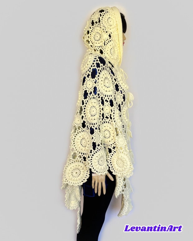 Pelerină croșetată manual ivoire cu glugă poncho elegant boho, piesă unicat pentru evenimente și ținute speciale