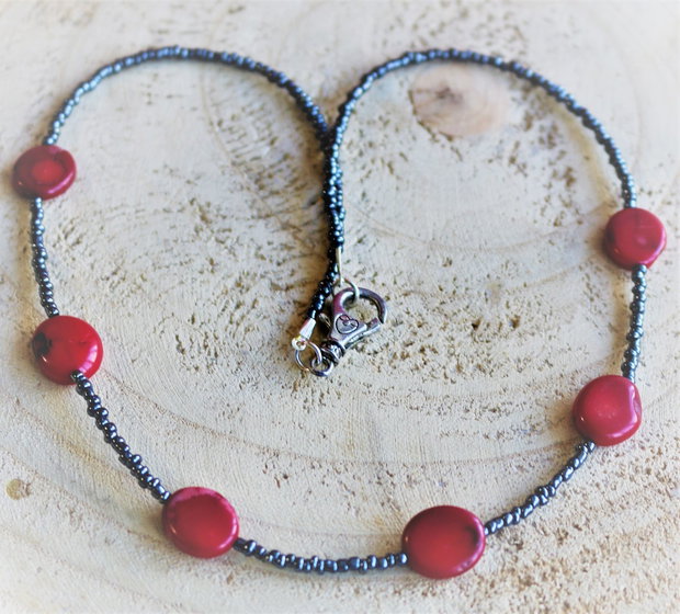 Colier handmade din margele de nisip si coral
