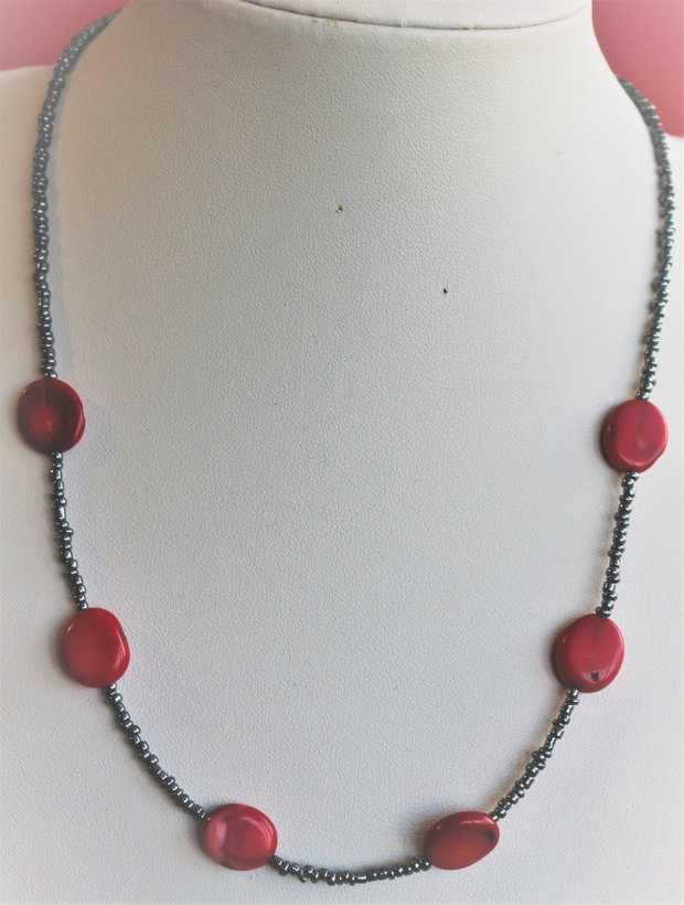 Colier handmade din margele de nisip si coral