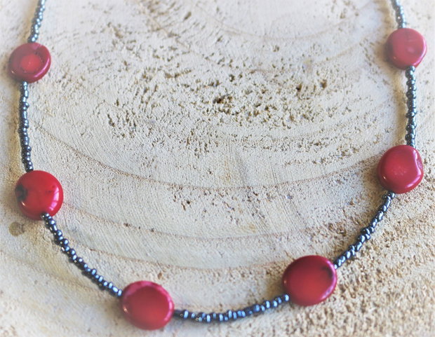 Colier handmade din margele de nisip si coral