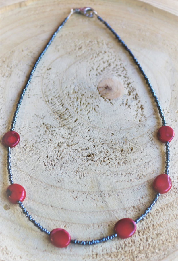 Colier handmade din margele de nisip si coral