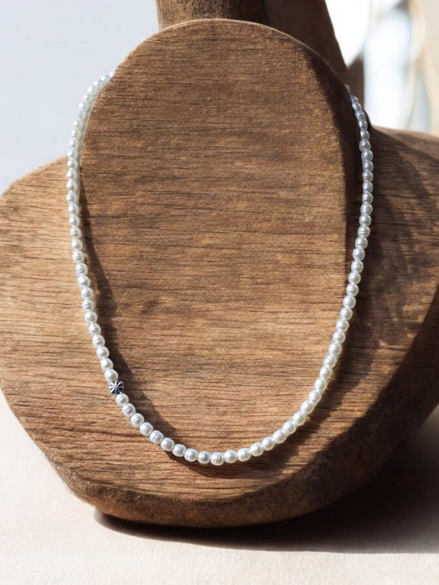 Colier din perle de cultura albe, cu accesoriu decorativ de argint 925