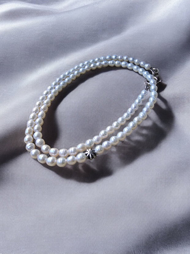 Colier din perle de cultura albe, cu accesoriu decorativ de argint 925