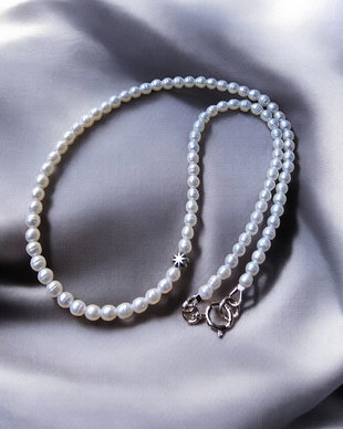 Colier din perle de cultura albe, cu accesoriu decorativ de argint 925