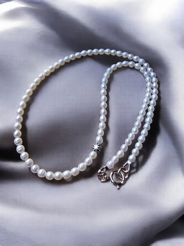 Colier din perle de cultura albe, cu accesoriu decorativ de argint 925