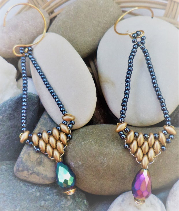 Cercei handmade din sarma gilt,cristale tip swarovski si margele duo