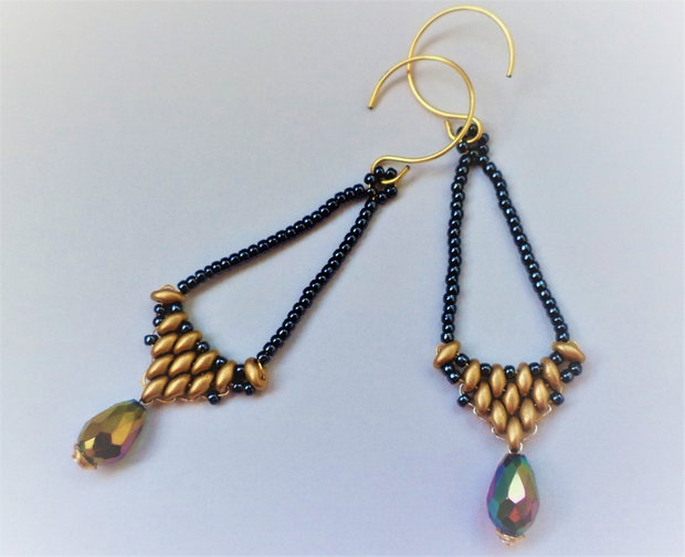 Cercei handmade din sarma gilt,cristale tip swarovski si margele duo