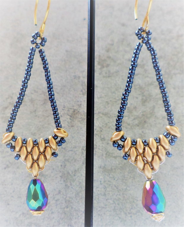 Cercei handmade din sarma gilt,cristale tip swarovski si margele duo