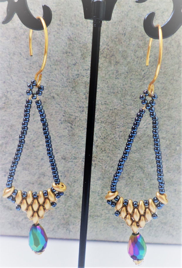 Cercei handmade din sarma gilt,cristale tip swarovski si margele duo