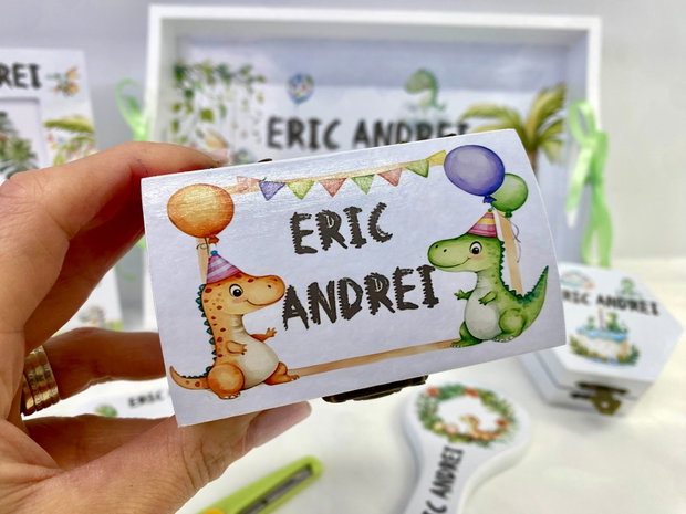 Set aniversar personalizat 1 anisor - Dino Birthday - Tavita mot si accesorii