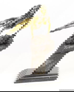 Femeie pe pumn-statueta din bronz pe un soclu din marmura