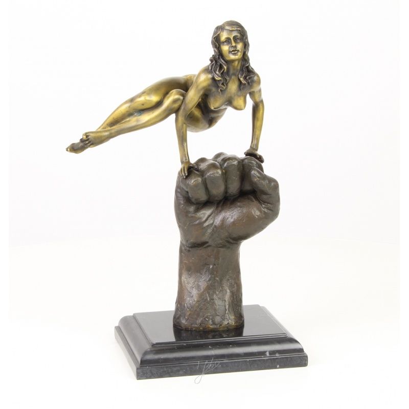 Femeie pe pumn-statueta din bronz pe un soclu din marmura