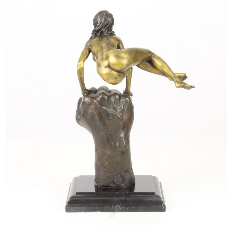 Femeie pe pumn-statueta din bronz pe un soclu din marmura