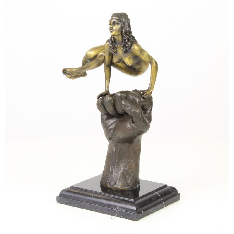 Femeie pe pumn-statueta din bronz pe un soclu din marmura