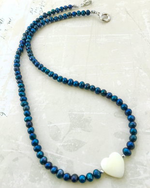 Colier CHOKER perle de cultura albastre & inima sidef alb