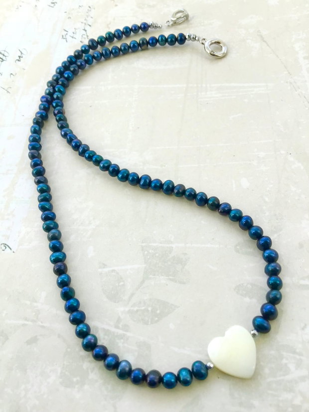 Colier CHOKER perle de cultura albastre & inima sidef alb