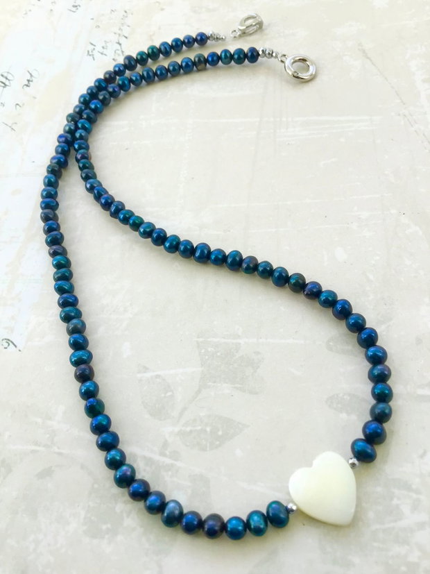 Colier CHOKER perle de cultura albastre & inima sidef alb