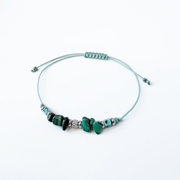 Bratara din malachit cu accesorii argintii din otel inoxidabil si margele ceramice turcoaz