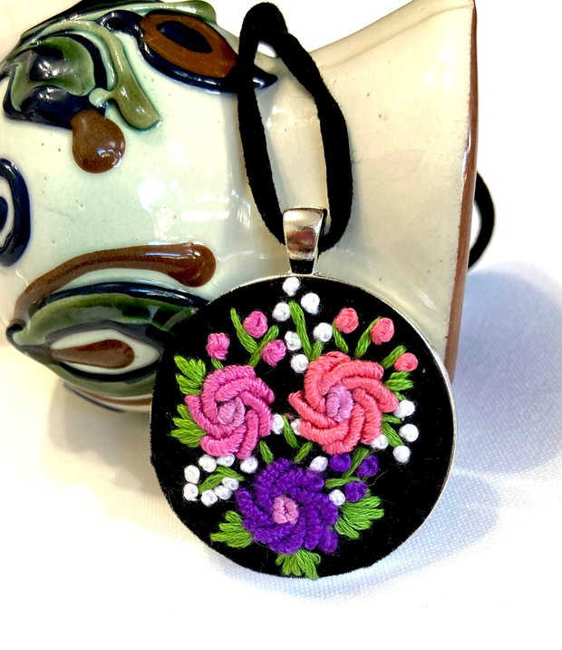 Colier brodat manual- motive florale