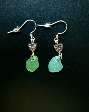 Cercei lungi argintii cu sticla de mare-sea glass