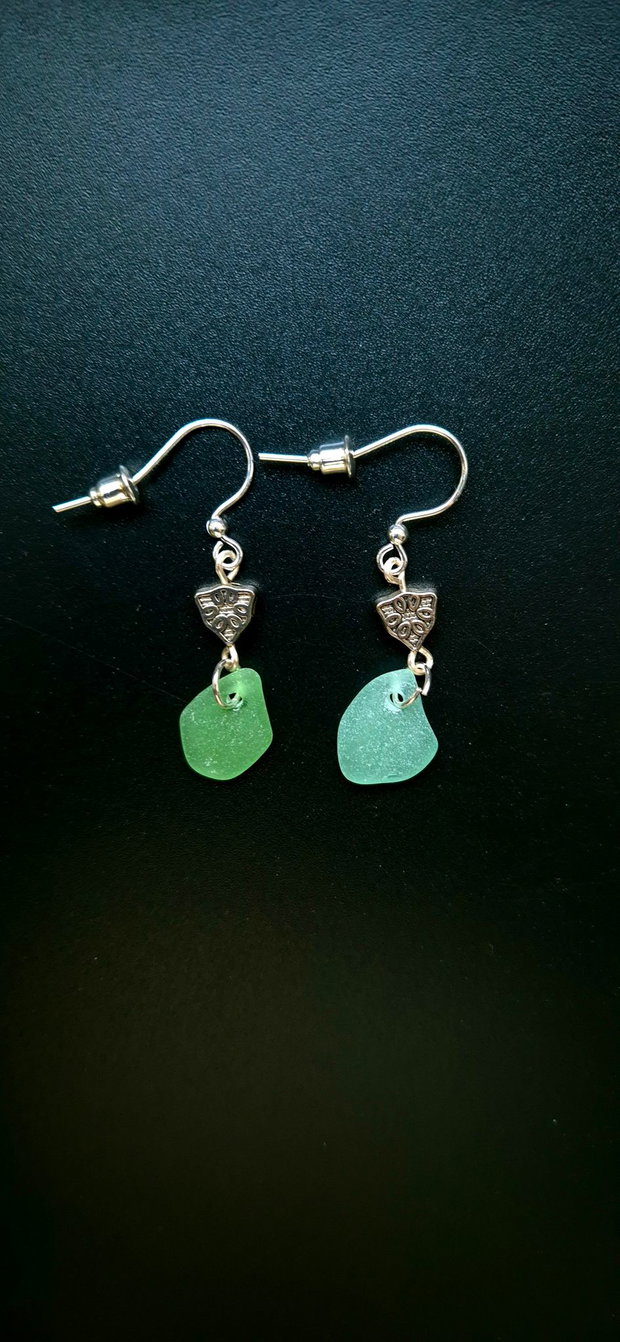 Cercei lungi argintii cu sticla de mare-sea glass