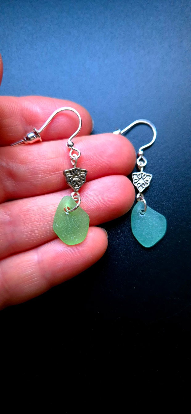 Cercei lungi argintii cu sticla de mare-sea glass