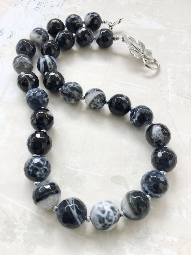 Colier vintage agate crackle negre