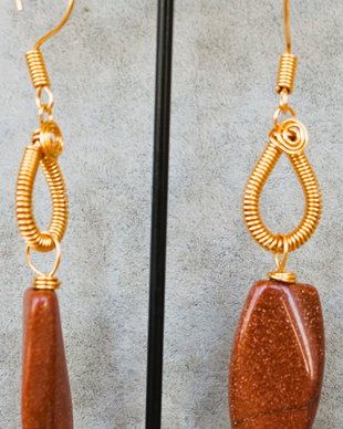 Cercei din sarma de cupru placata cu aur si margele goldstone